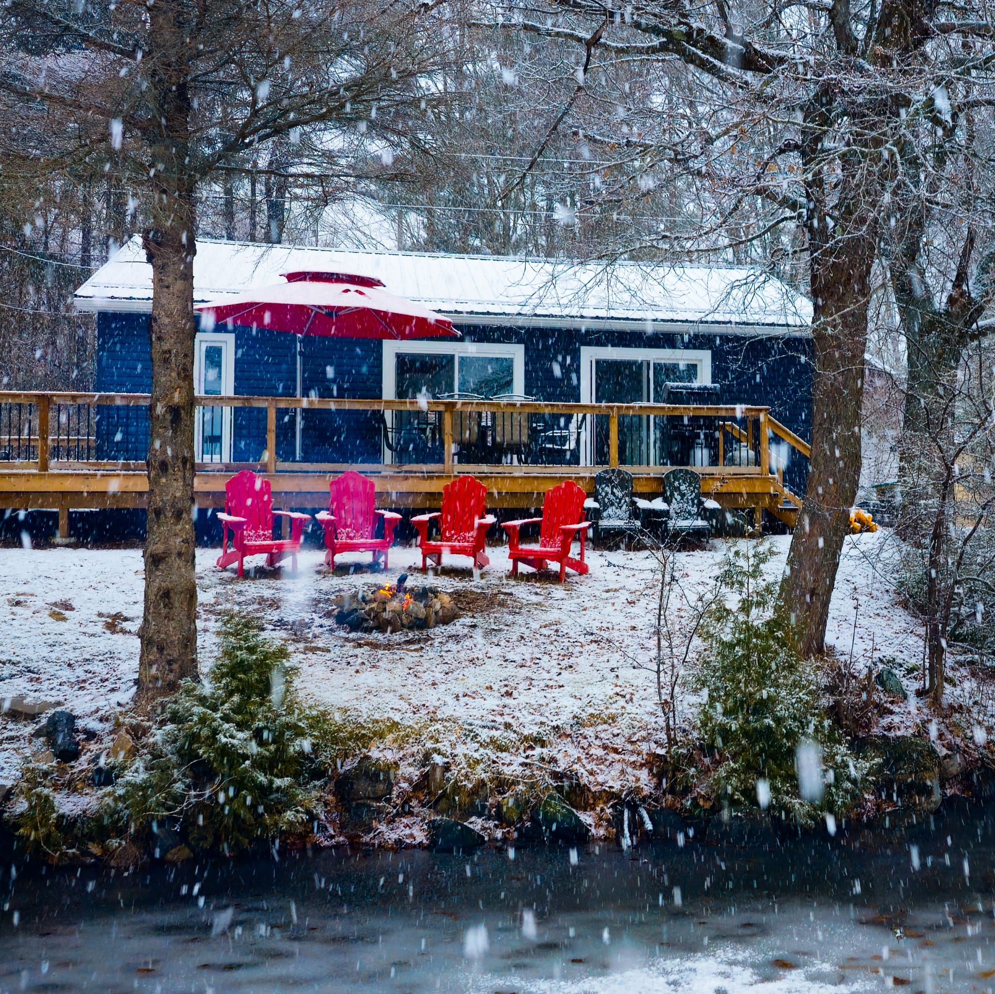 Blue Oasis Lakefront Cottage - Snowfall